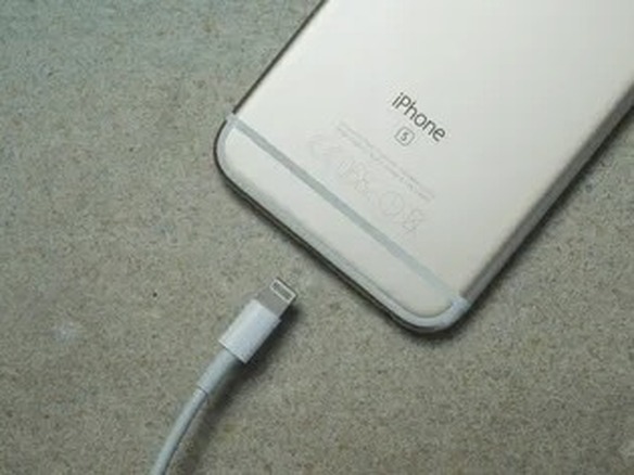 iPhoneやAndroidスマホが充電されない… そんな時は端子の掃除が役立つかも　方法も解説